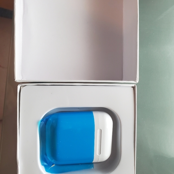 NIB White Wireless Auto-syncing earbuds Apple & Android compatible w/charge case - Picture 3 of 7